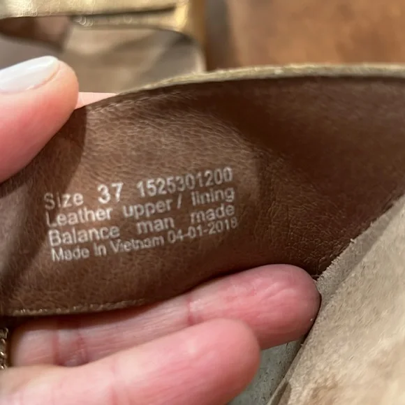 Dansko Vienna Gold Nappa Sandals. Size 37. US 6.5 - Picture 7 of 8